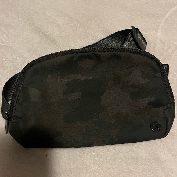 lululemon athletica Handbags - LULULEMON Belt Bag in Heritage Camo Jacquard Max Dark Olive Sargent Green